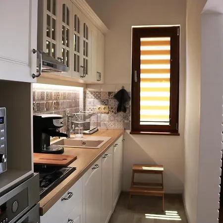 - Lets4holiday Apartment *