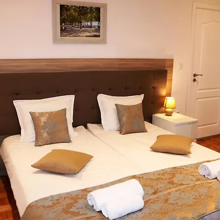 - Lets4holiday Apartment *