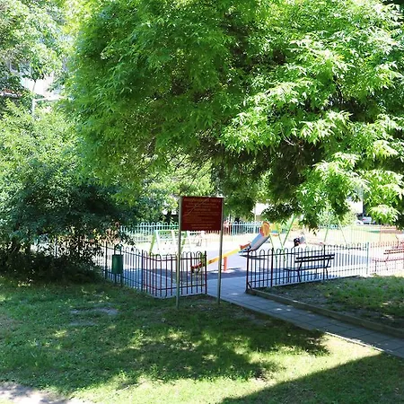 - Lets4holiday Apartment *