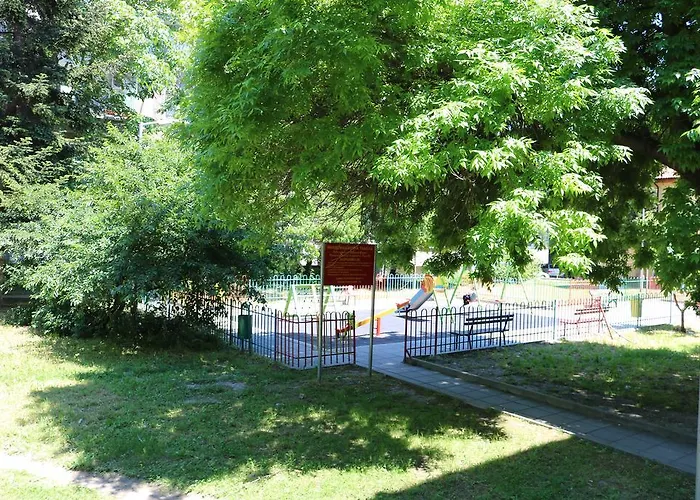 - Lets4holiday Apartment *