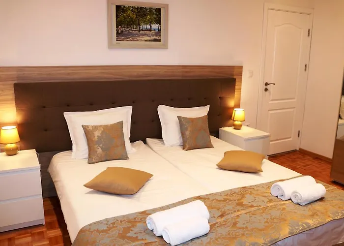 - Lets4holiday Apartment *